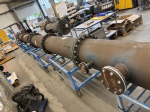 In the workshop of Baum piping is 11 m long column assembly pressure tested.